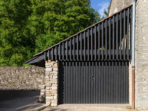 Longère en bois brûlé en Bourgogne, EJO architectes