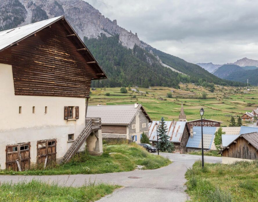Cervières, architecture de la reconstruction d'un village alpin