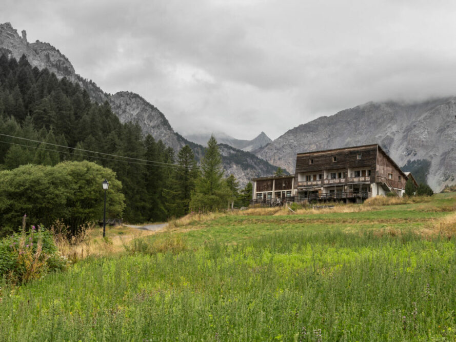 Maison des années 1950 dans la Vallée de l'Izoard, Hautes-Alpes, et son rapport au paysage