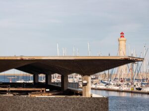 Criée aux poissons de Sète, vue latérale du toit