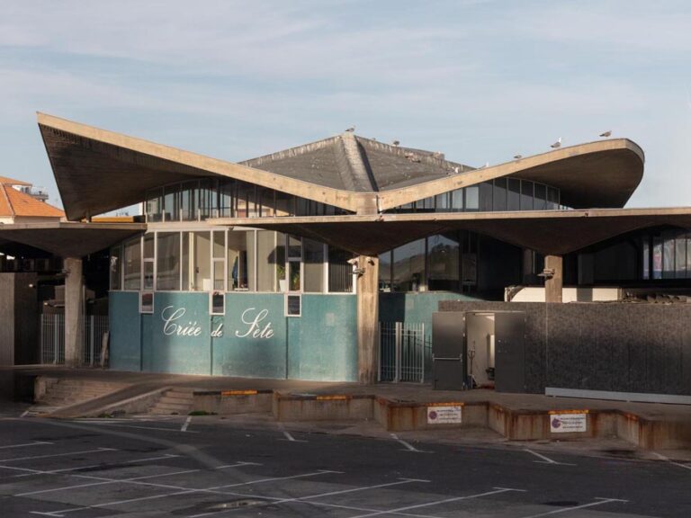 La criée de Sète, Jean Le Couteur architecte, et son toit en béton armé parabolique