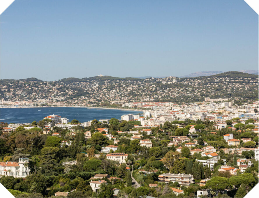 Baie d'Antibes et sururbanisation
