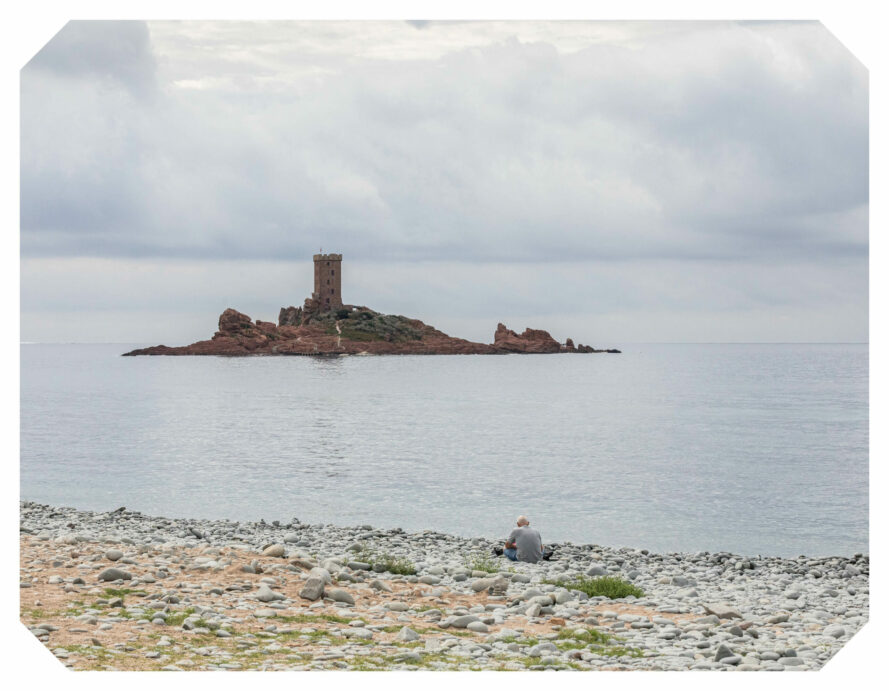 L'Ile d'Or depuis la plage de Dramont, sous un ciel voilé