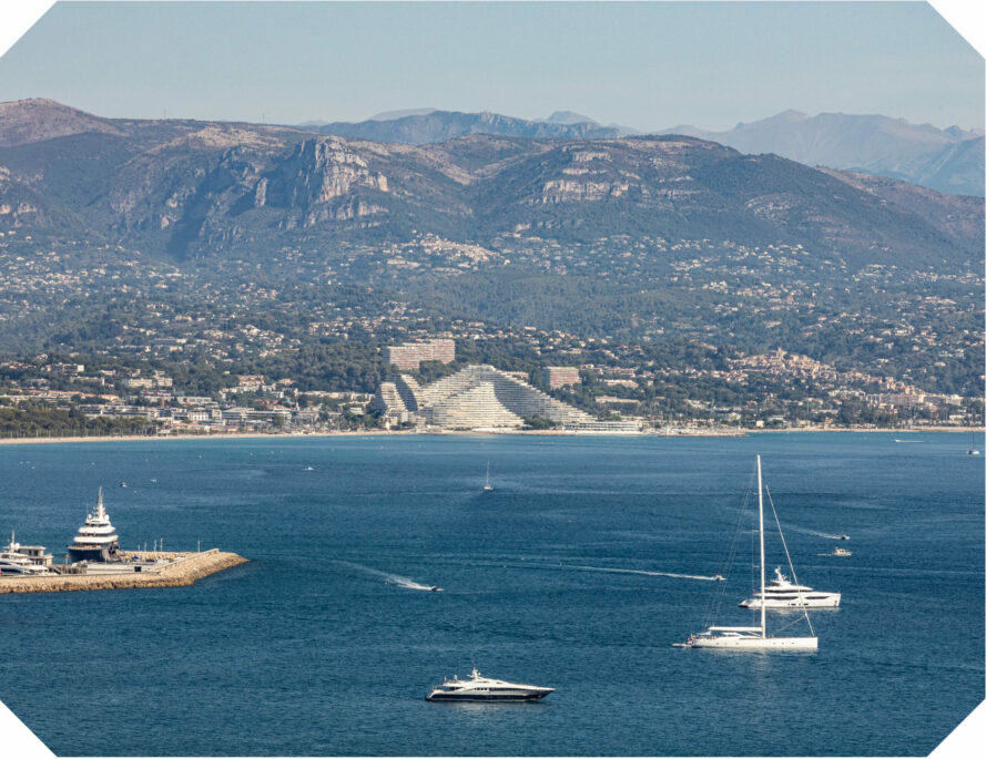 Marina-Baie des Anges, architecture balnéaire de masse à Villeneuve-Loubet
